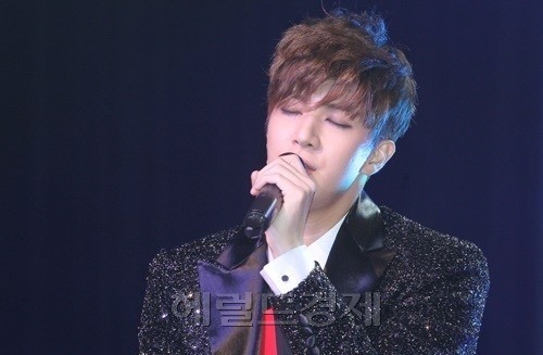 오늘자 쇼케이스 기사 사진에서도 살아남은 천둥.jpg | 인스티즈