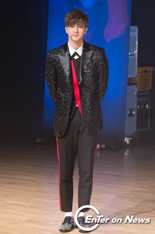 오늘자 쇼케이스 기사 사진에서도 살아남은 천둥.jpg | 인스티즈