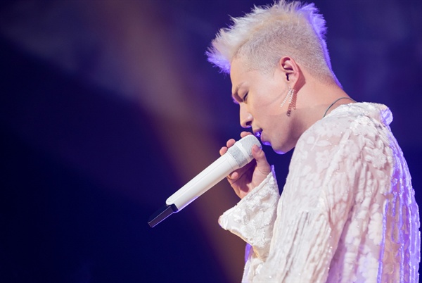 YG LIFE – 見事な歌とパフォーマンス、25曲をライブで披露した
