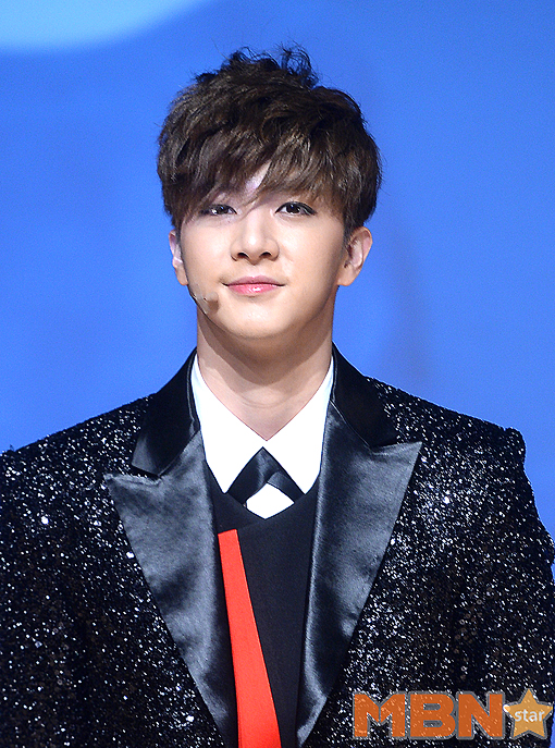 오늘자 쇼케이스 기사 사진에서도 살아남은 천둥.jpg | 인스티즈