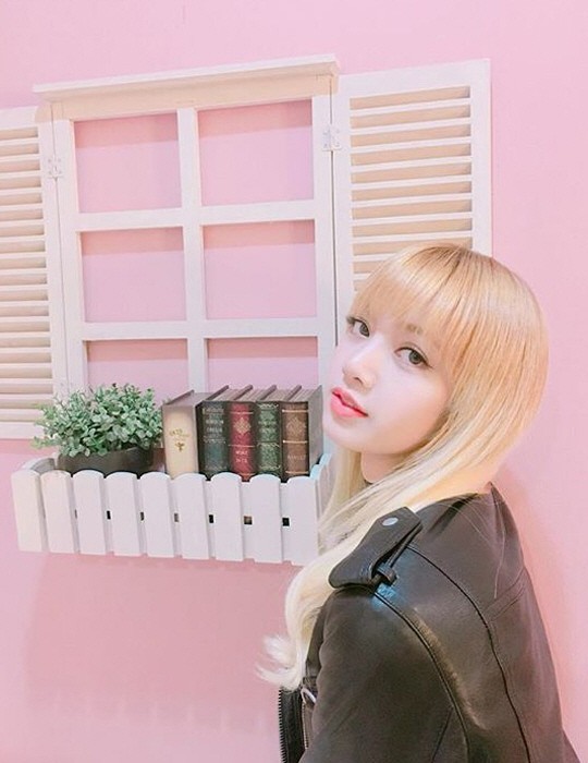Yg Life Blackpink S Lisa Steals The Hearts Of Male Fans With Her