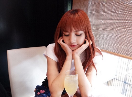 Yg Life Lovely Today Blackpink S Lisa Makes A Cute Flower Cup Pose