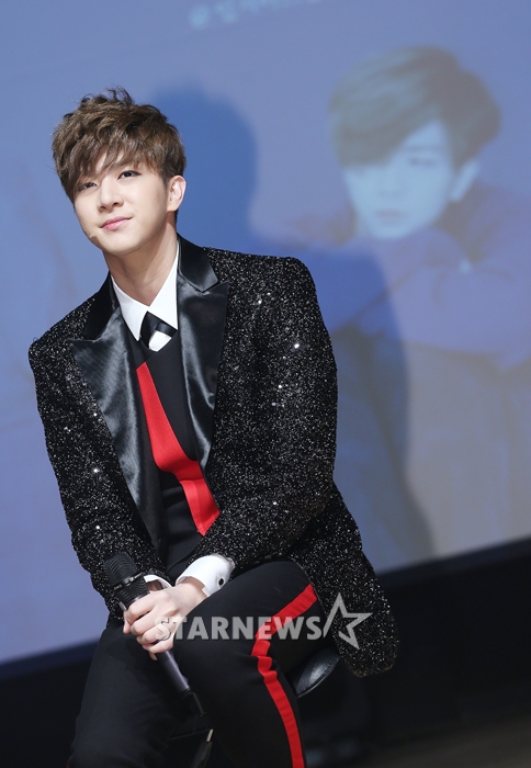 오늘자 쇼케이스 기사 사진에서도 살아남은 천둥.jpg | 인스티즈