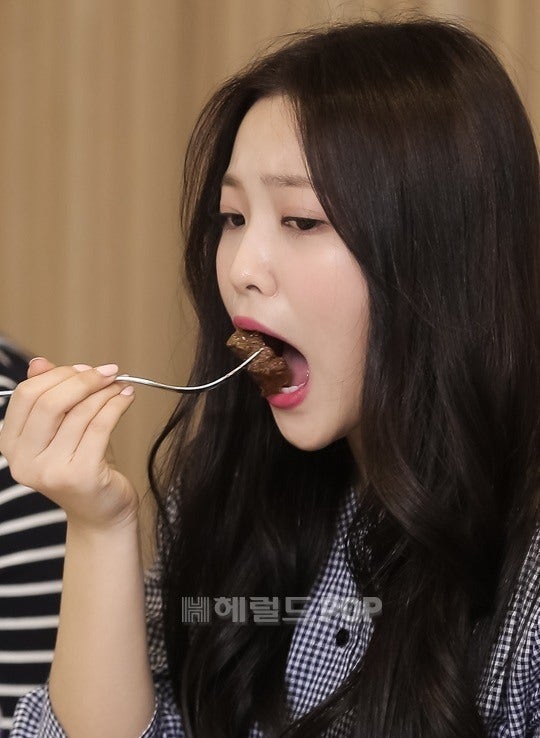 [화보] 어디까지 먹어봤니? 레드벨벳 예리, 먹방계의 샛별 등극! | 인스티즈