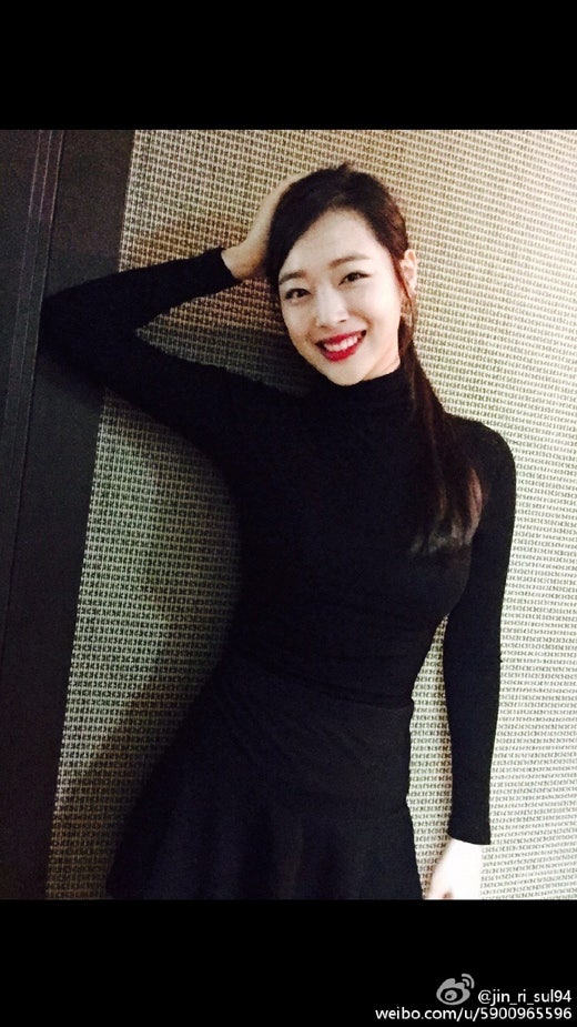 "새 SNS 개설"…설리, 핑크 드레스로 매력 과시 | 인스티즈
