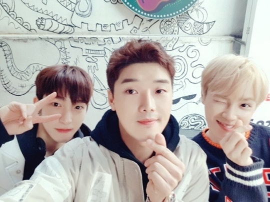 더보이즈, '13번째 멤버' 권혁수와 깜짝 조우…일상캠 '덥플레이' 공개 | 인스티즈