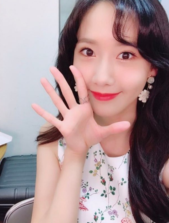 더쿠 - 봄소녀 왔어요…윤아, 상큼함 부르는 셀카 공개