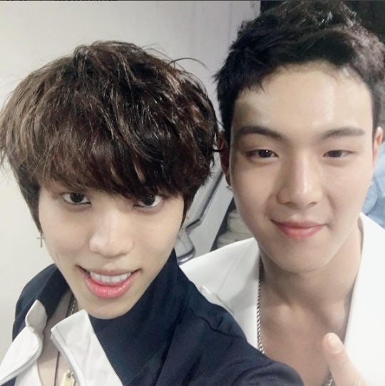 인피니트 동우, 몬스타엑스 셔누와 다정히 한 컷 "같이 활동해서 좋다" | 인스티즈