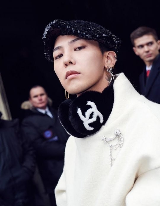 Photo] G-Dragon attends star-studded Chanel exhibition