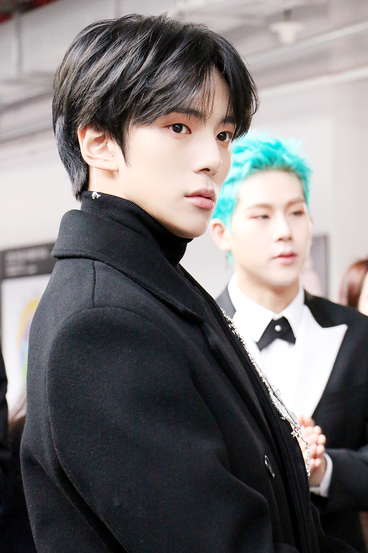 01. Comeback To The Show 090438308_13