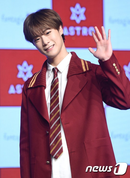 오늘자 아스트로 컴백 쇼케이스 | 인스티즈