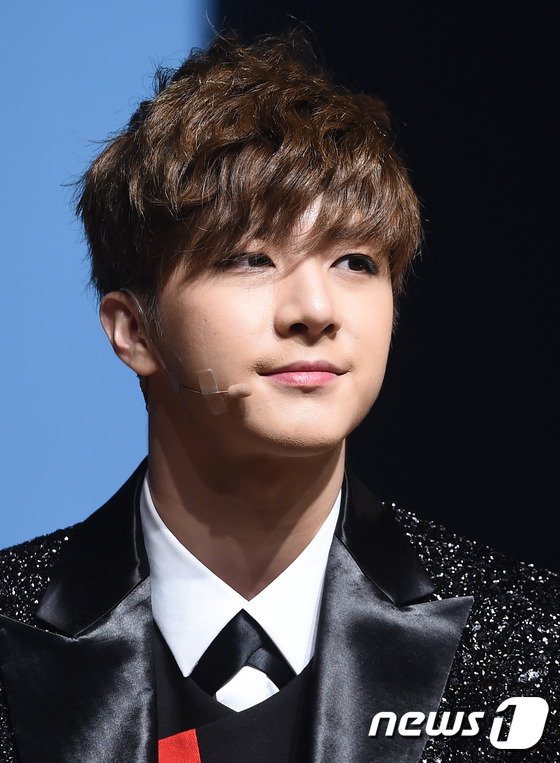 오늘자 쇼케이스 기사 사진에서도 살아남은 천둥.jpg | 인스티즈