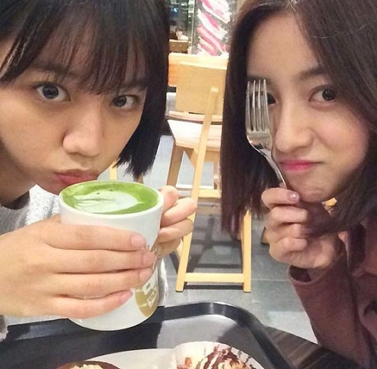 [Selfie] "덕선이는 먹방중"…혜리·강민아, 귀요미 자매 | 인스티즈