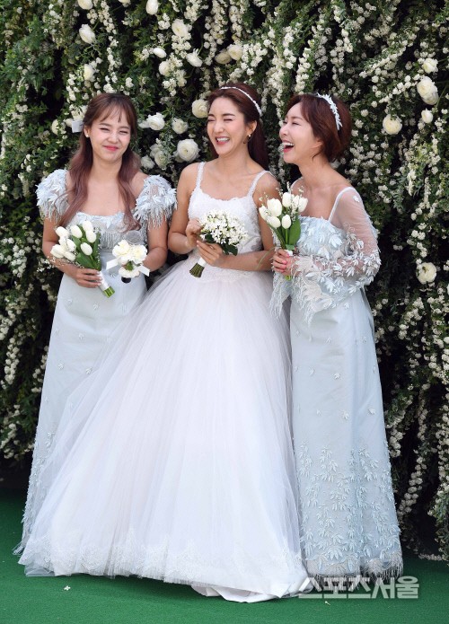 Bada Becomes Final S.E.S Member to Marry, Stars Turn Out En Masse for