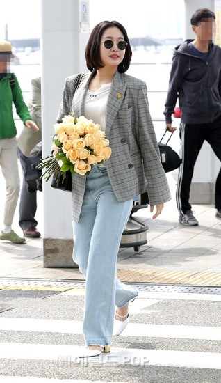 [포토]김고은, 꽃을 든 지은탁 '화려한 워킹'